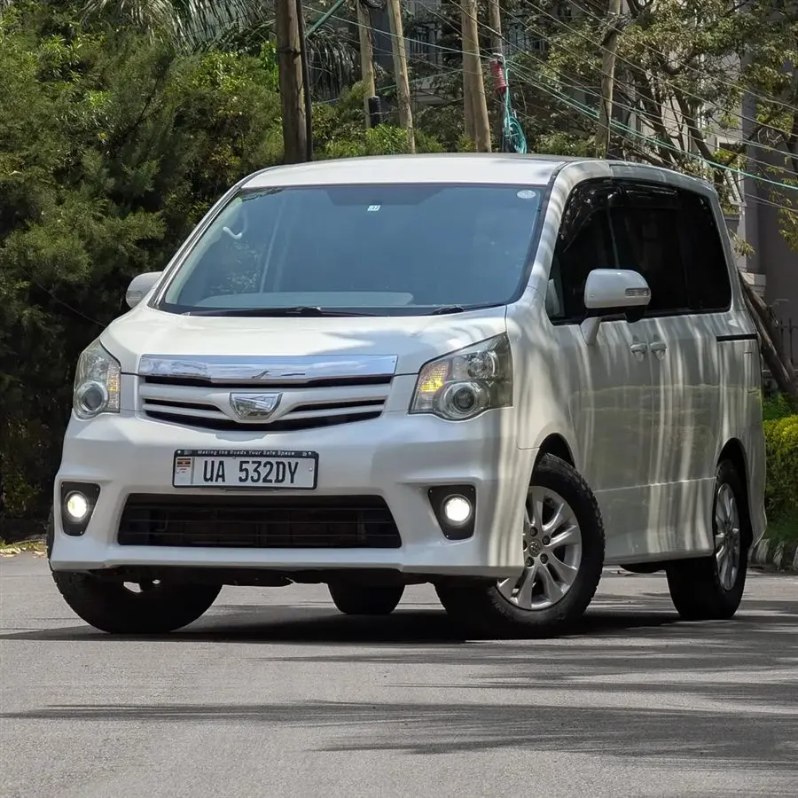 Toyota Noah 2011